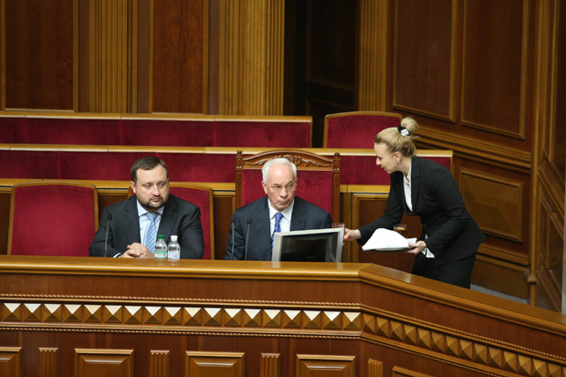 Азаров в Раде испугался стакана Азаров в Раде испугался стакана