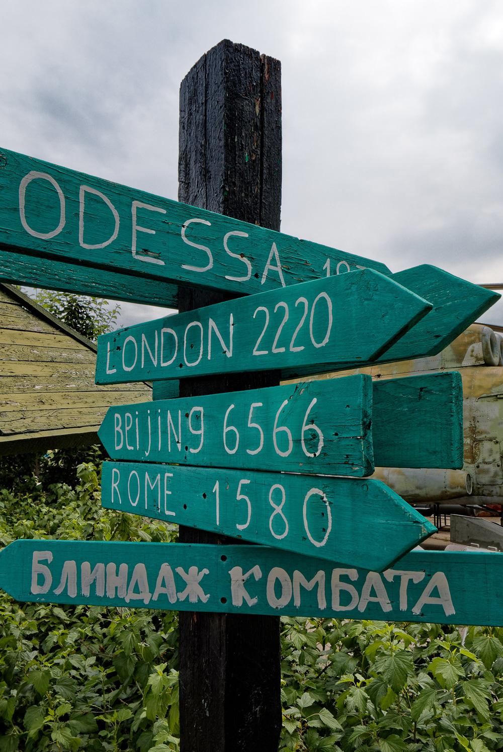 На бывшей базе баллистических ракет, преодолевавших от 10 до 15 тысяч километров, расстояние до мировых столиц выглядит очень маленьким