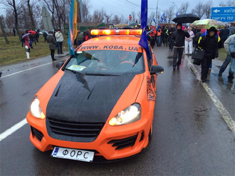 Машина Коби, яка завжди їздить на чолі колони автомайдану