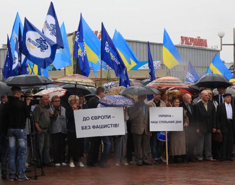 На антифашистський мітинг регіоналів у Ужгороді зганяли чиновників мерії, вчителів, лікарів… На антифашистський мітинг регіоналів у Ужгороді зганяли чиновників мерії, вчителів, лікарів…