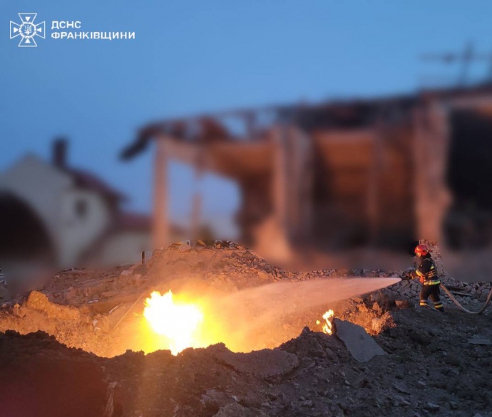 Наслідки ракетного удару на Прикарпатті, фото ДСНС