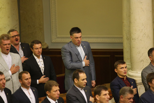 Тягнибок дуже емоційно співає гімн Тягнибок дуже емоційно співає гімн