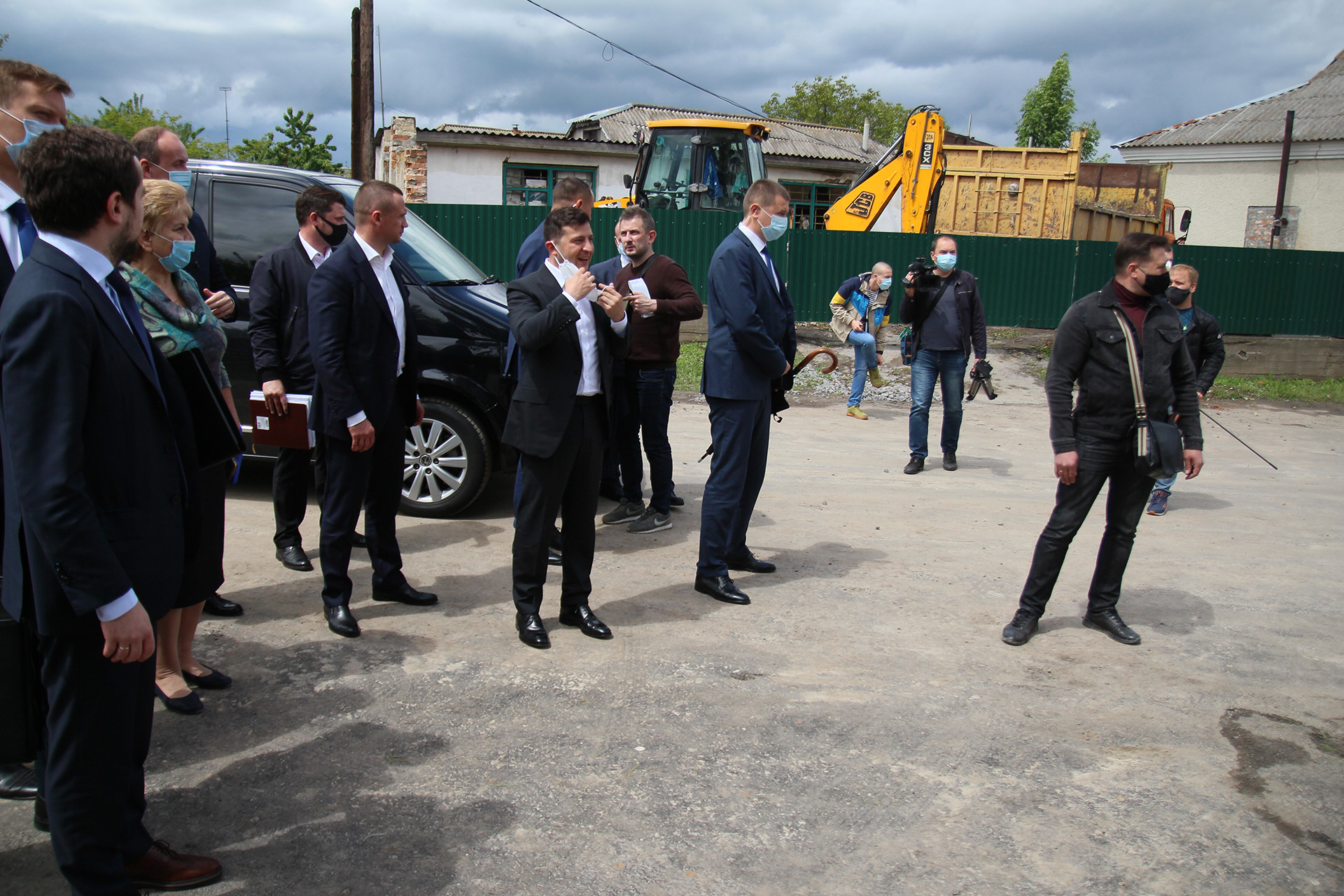 В селе Давыдковцы президент приехал по традиционно плохим дорогам 