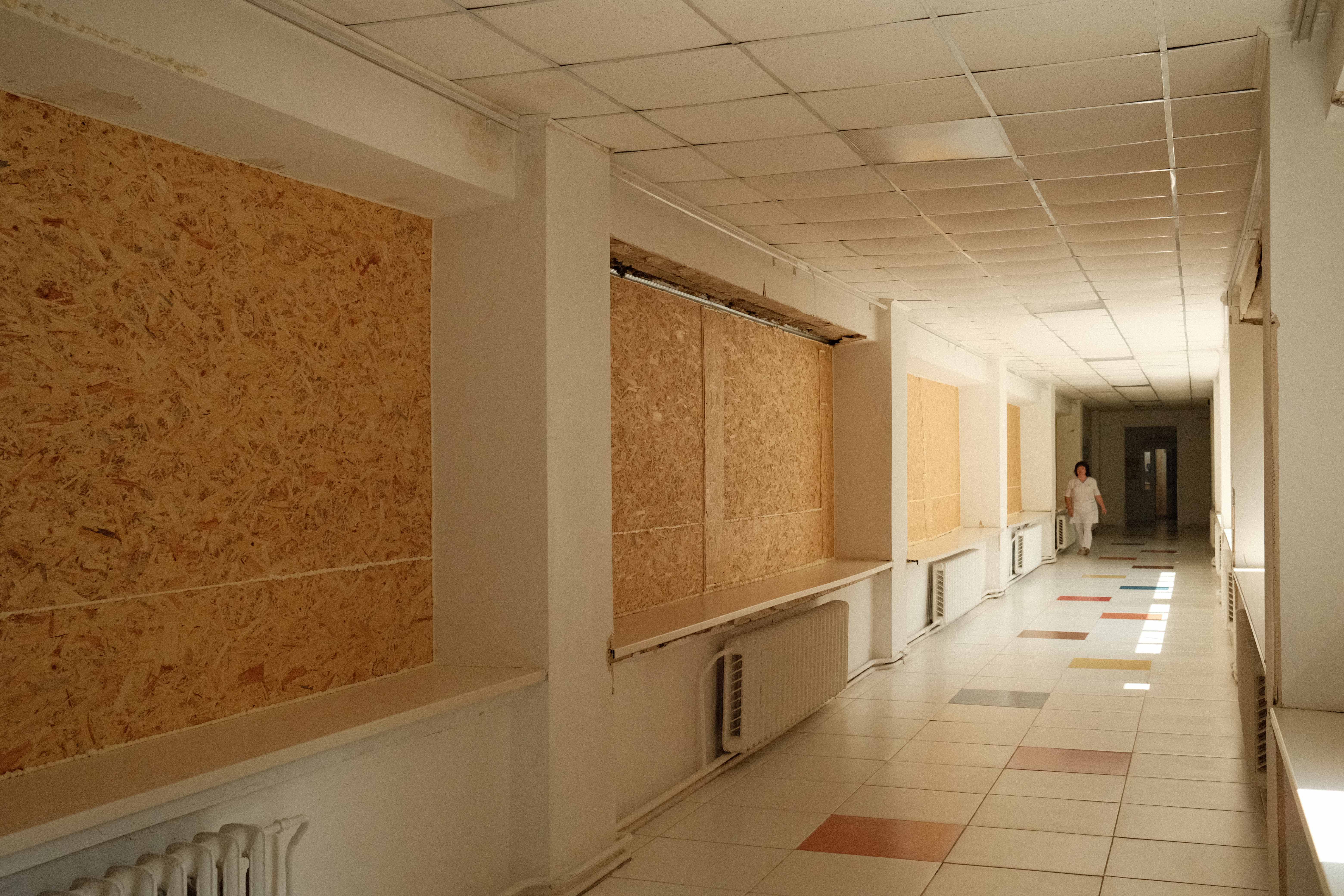 Персонал лікарні своїми силами