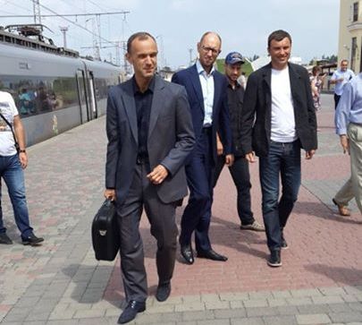 Яценюк и Батькивщина приехали к Тимошенко. Фото Арсена Авакова Яценюк и Батькивщина приехали к Тимошенко. Фото Арсена Авакова