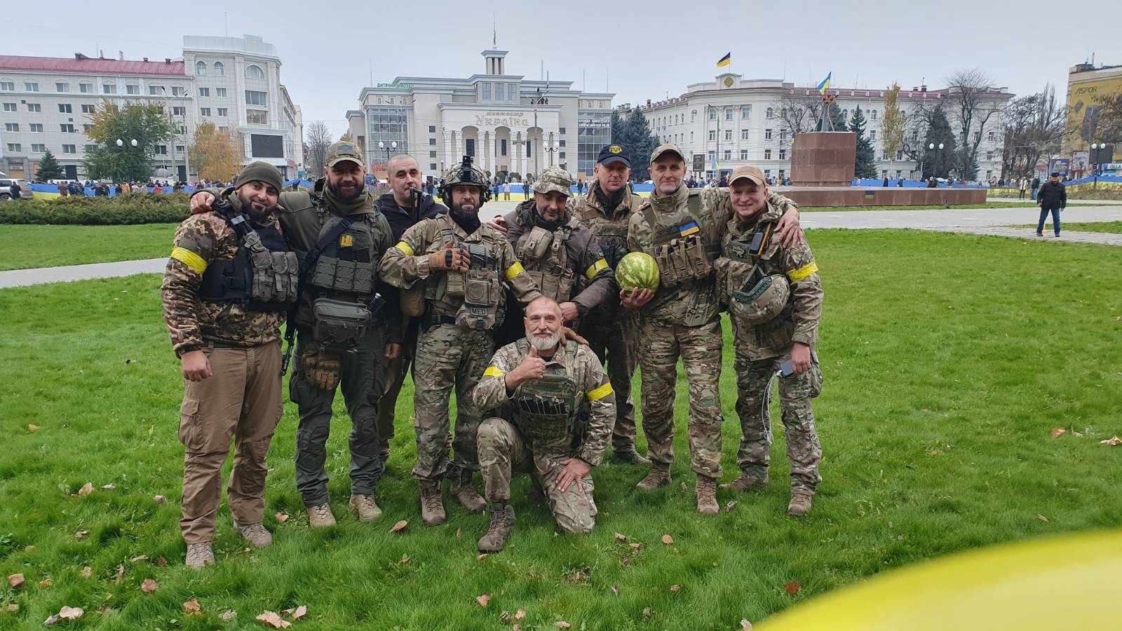 Артем Дибленко з побратимами на центральній площі Херсона в перші дні його звільнення