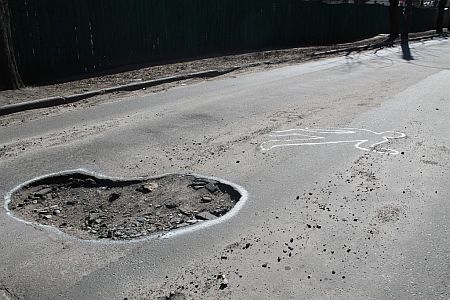 У Черкасах ями на дорогах світяться У Черкасах ями на дорогах світяться