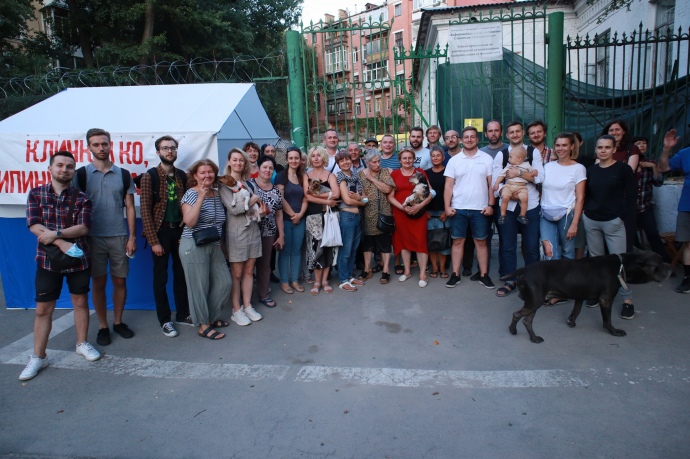 Активисты, которые дежурят у дома Барбано