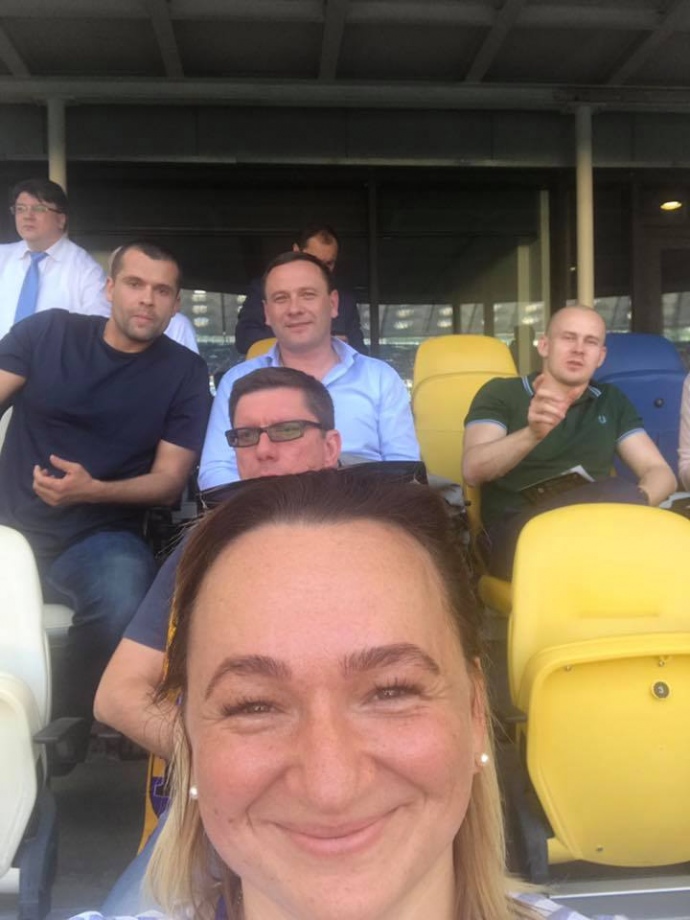 Олег Ширяєв (у зеленій футболці праворуч) у ВІП-секторі на