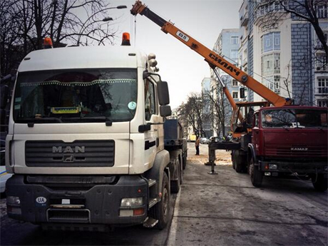 Грузовики без номерних знаків