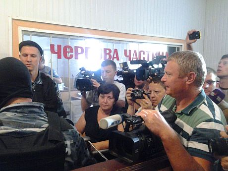 Райотдел милиции заблокировали журналисты, активисты общественных организаций и Беркут. Фото - НАСТУП Райотдел милиции заблокировали журналисты, активисты общественных организаций и Беркут. Фото - НАСТУП