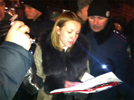 судові виконавці зачитують постанову суду