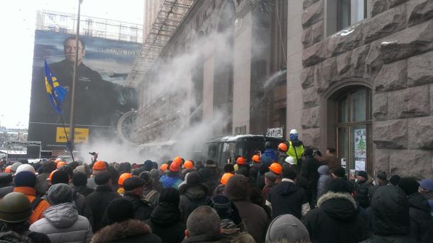 Під КМДА відбивають штурм
