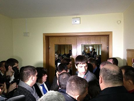 Опозицію не пускали на засідання Ради на Банковій. Опозицію не пускали на засідання Ради на Банковій.
