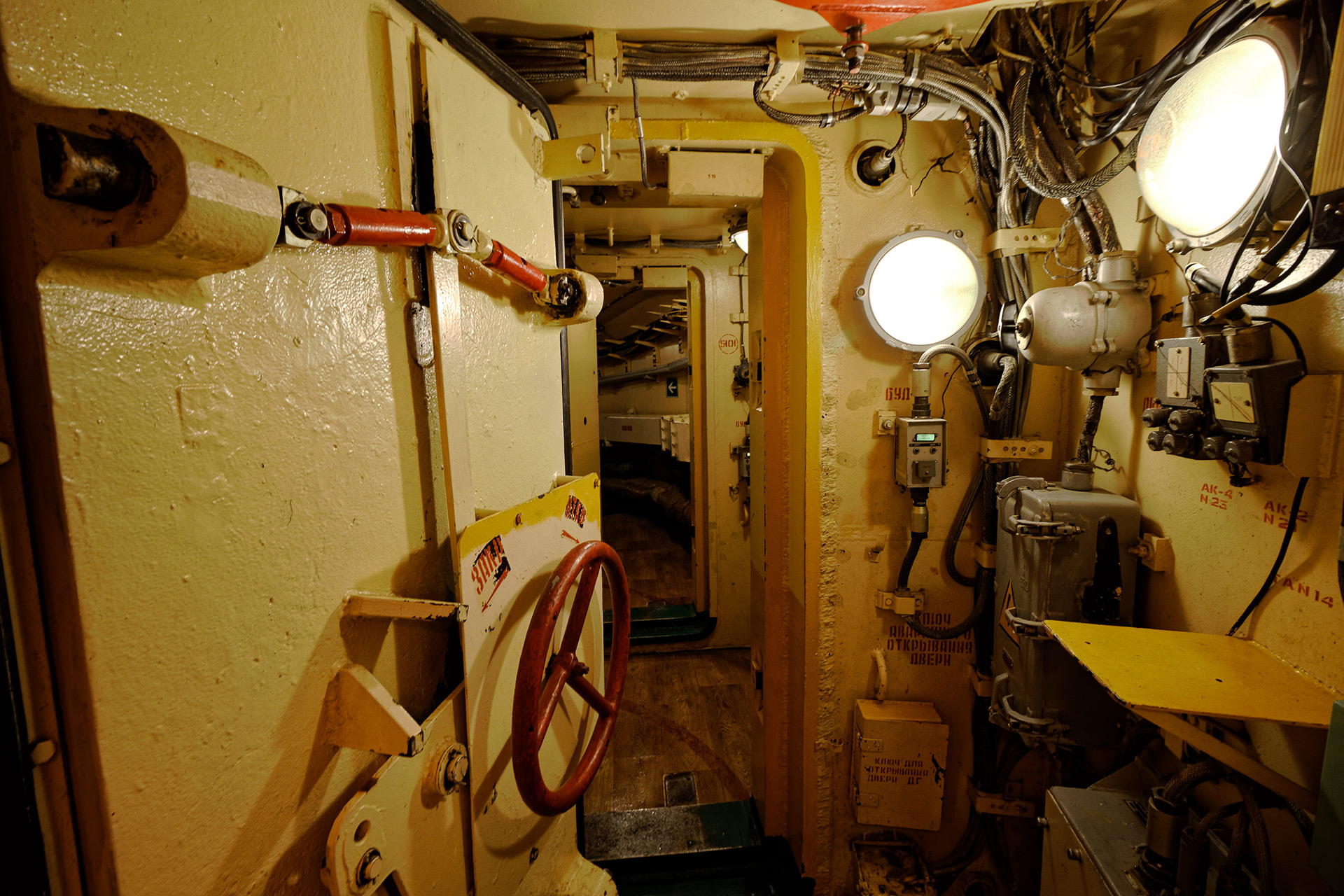 Из подземной шахты можно было выбраться на поверхность при помощи скрытых выходов, которые похожи на торпедные отсеки подводной лодки