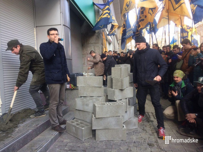 Замуровують відділення