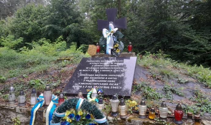 Более 5 лет на кладбище стояла такая табличка