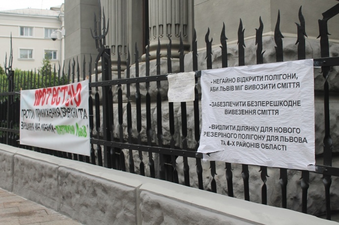 Свої вимоги голодувальники першочергово скерували до президента, оскільки впевнені, що саме звідси йде команда 