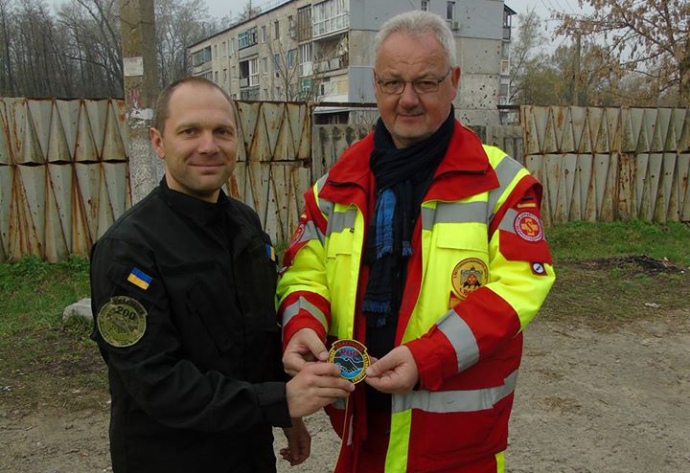 Керівник Відділу пошукової роботи ЗСУ Владислав Кравченко (зліва)