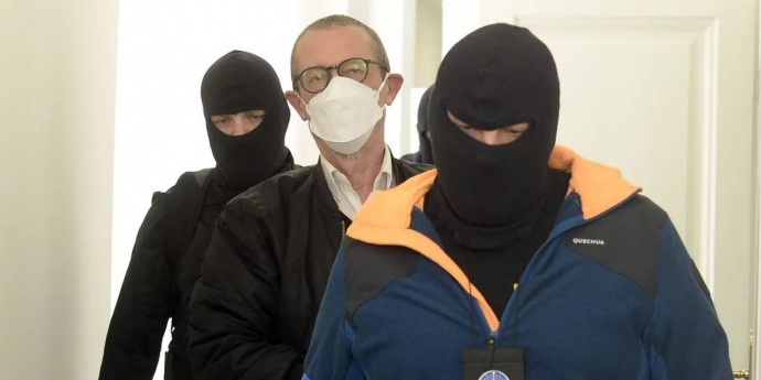 Пржемысл Иван Гадрава в сопровождении силовиков прибывает на слушания