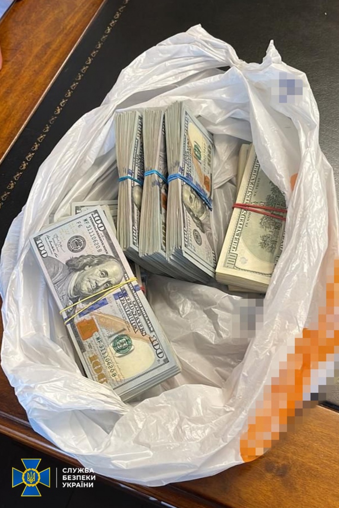 Кошти, які знайшли при затриманні посередника