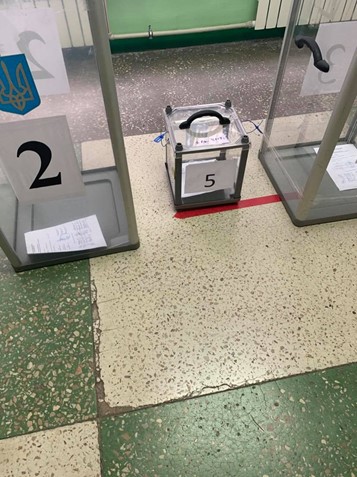 Одна наявна на дільниці переносна скринька.