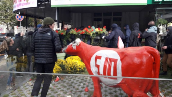 Скульптура корови стала жертвою невдоволення