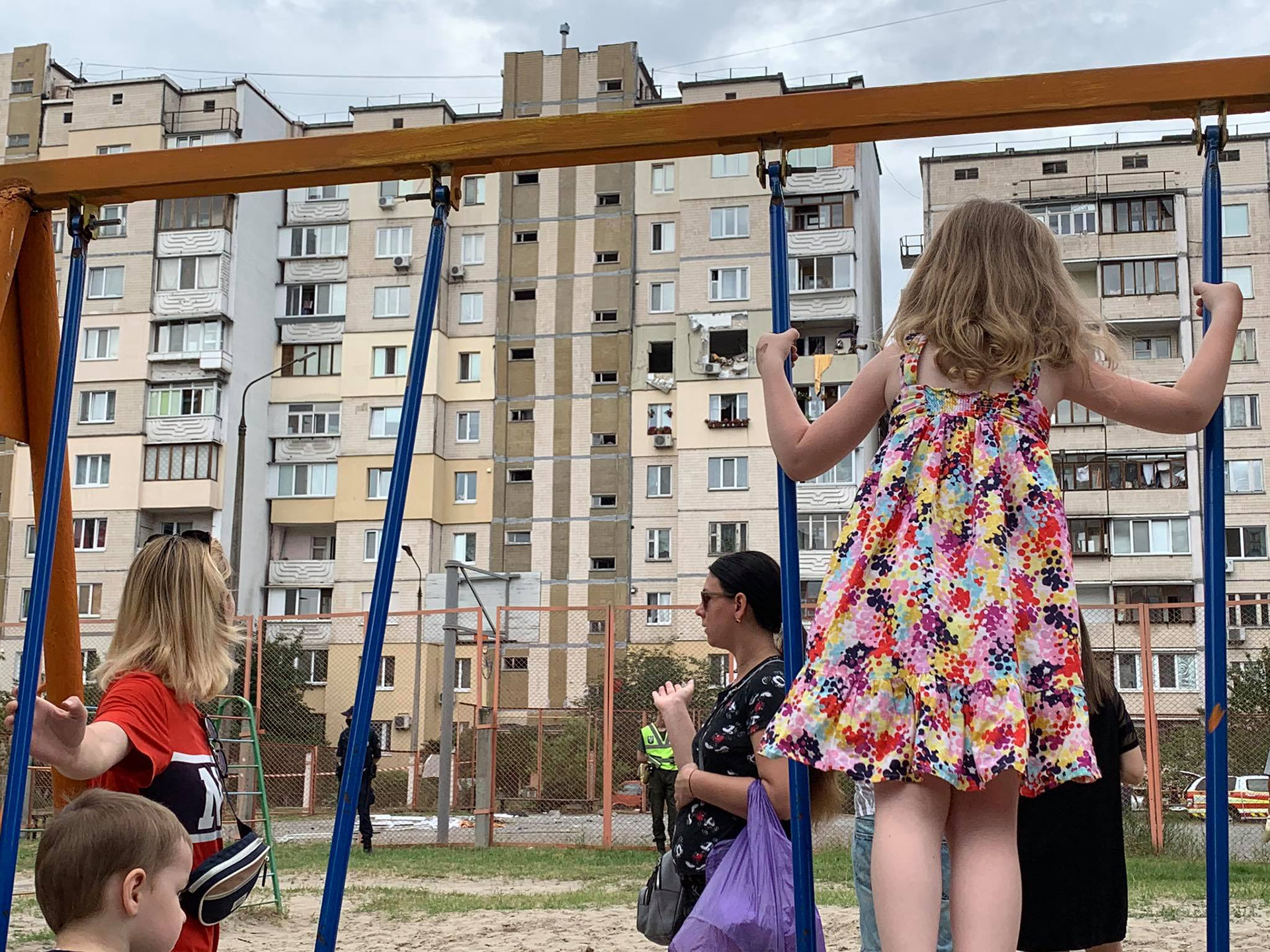 Спустя всего пару часов после взрыва дети играли во дворе перед оцеплением, рассматривая уничтоженные квартиры