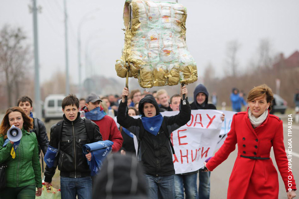 Активісти, журналісти і просто небайдужі несуть Януковичу памперс