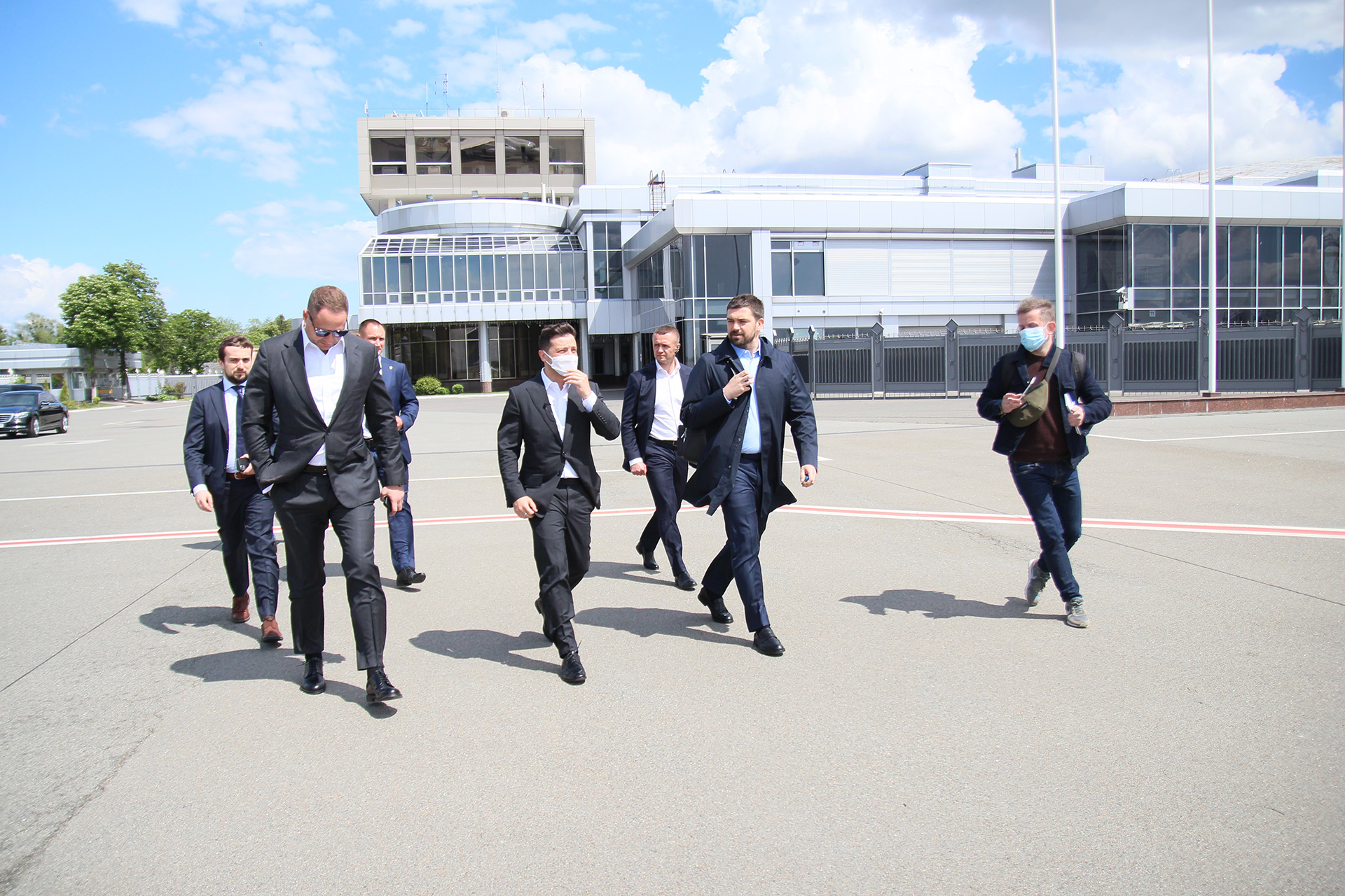 Глава ОПУ Андрей Ермак (слева) в поездке выглядит замкнутым, старается быть незаметным, но при этом почти всегда находится рядом с президентом