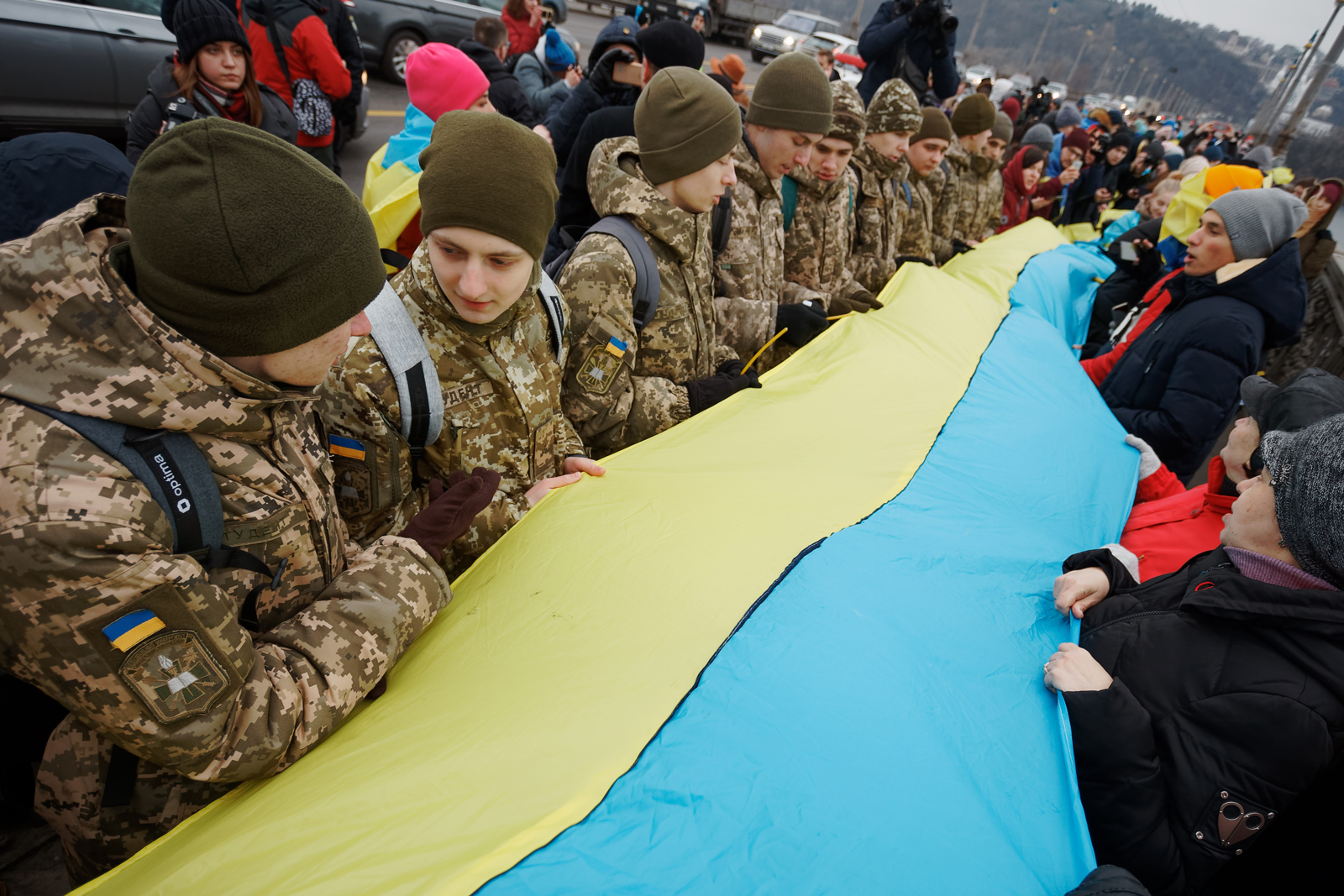 viyskovi trymayut ukrainskiy prapor