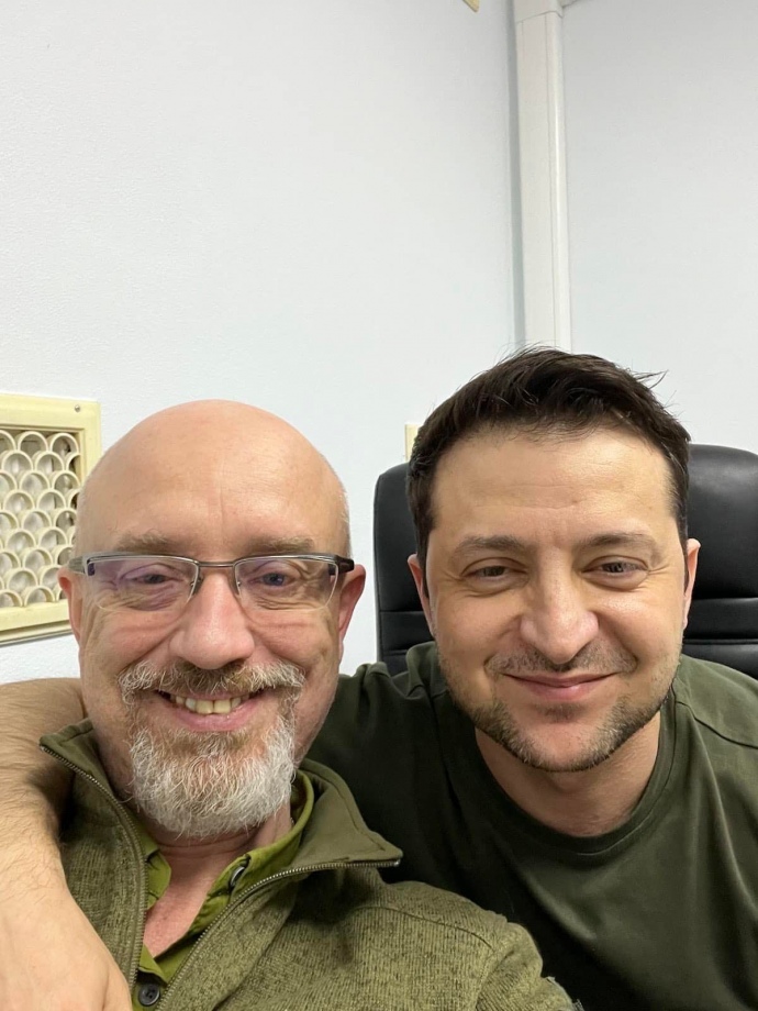 Міністр Резніков (ліворуч) із президентом Зеленським (праворуч)