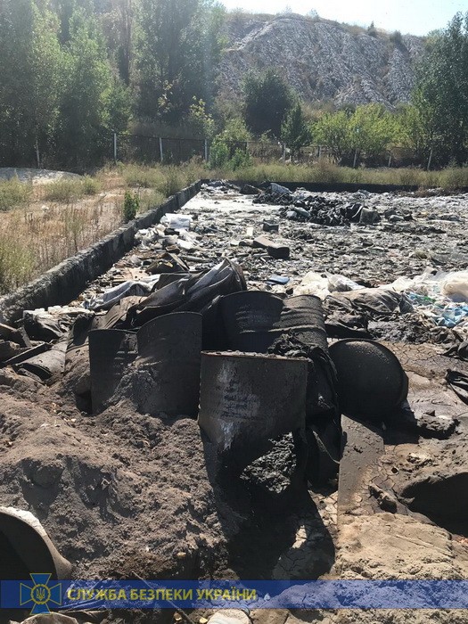 Приватна фірма за сприяння держпідприємства “Укргазвидобування” звозила небезпечні для здоров’я людей відходи на звичайне звалище та завдала збитків державі на 15 мільйонів