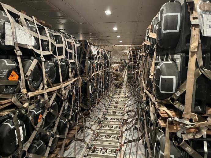 Пакування боєприпасів у американському літаку