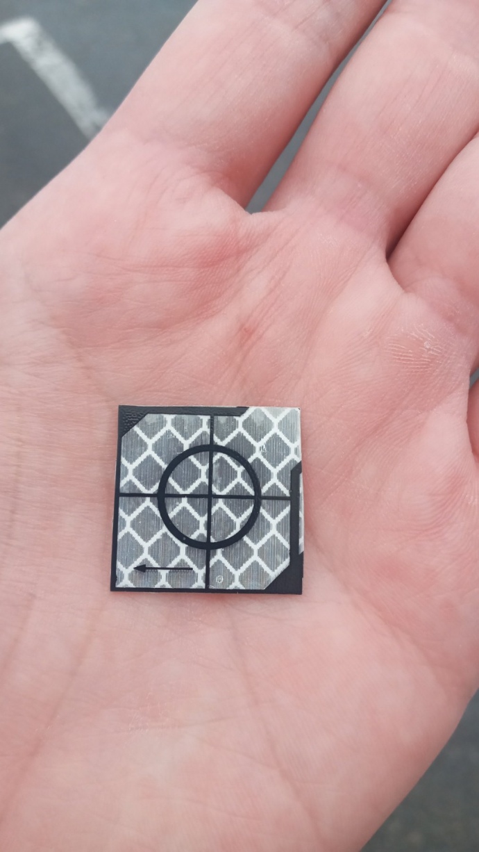 Метки, расположенные на стенах зданий посольств