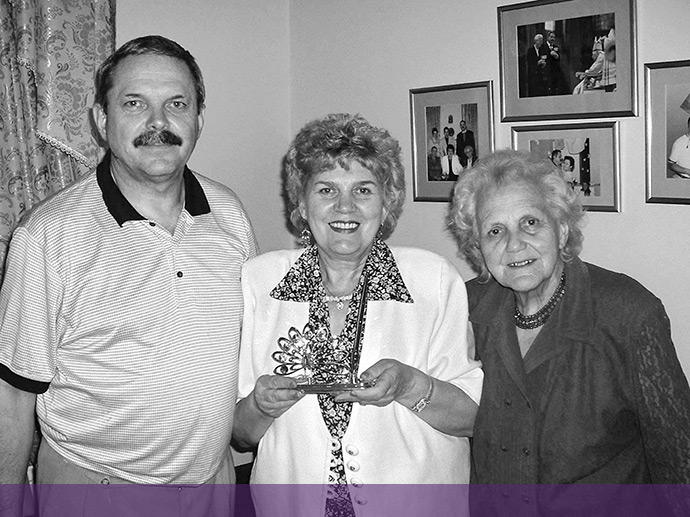 Останнє спільне прижиттєве фото Надійки, мами та Мирослава, літо 2016 рік