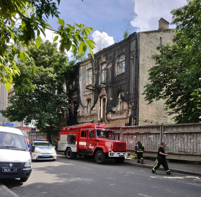 Дом на пересечении Межигорской и Щекавицкой