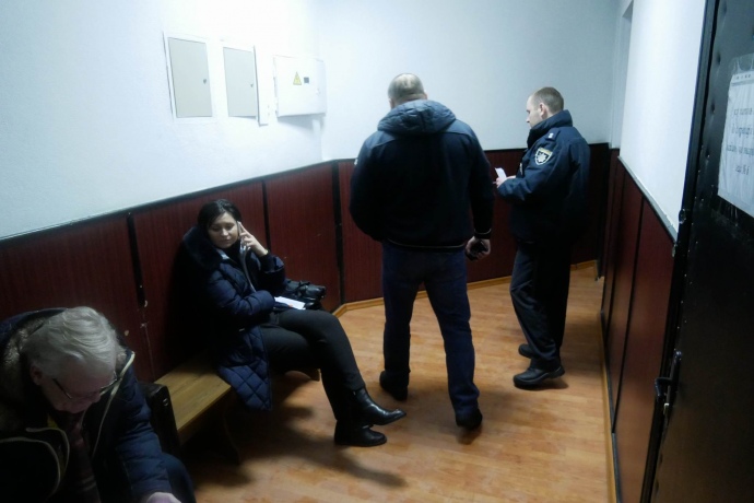 Спиной к камере стоит Крысин