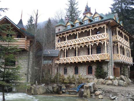 Ющенко кажуть сам навіть керує будівництвом Ющенко кажуть сам навіть керує будівництвом