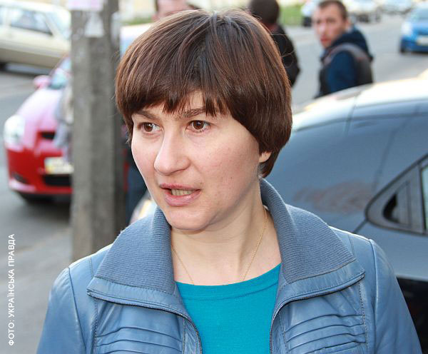 Наталія Катеринчук пише заяву в міліцію. Фото УП Наталія Катеринчук пише заяву в міліцію. Фото УП