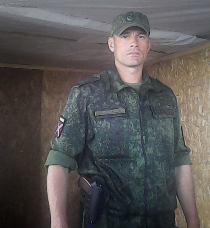 Фото Седікова 12 червня 2016 року на окупованих територіях з нашивкою бойовиків