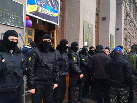 Під КМДА майданів ці виставили охорону, щоб всередину ніхто не зайшов і не сталося мародерства. Під КМДА майданів ці виставили охорону, щоб всередину ніхто не зайшов і не сталося мародерства.