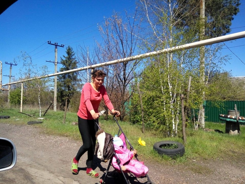 Мати-одиначка з трьома дітьми після евакуації волонтерами повернулася в рідну Жованку