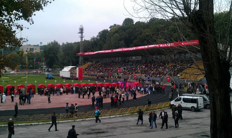 На территории стадиона Спартак проходят сборы по проведению всеукраинского референдума по присоединению к ЕврАзЭс. Фото - Ольга Айвазовская На территории стадиона Спартак проходят сборы по проведению всеукраинского референдума по присоединению к ЕврАзЭс. Фото - Ольга Айвазовская