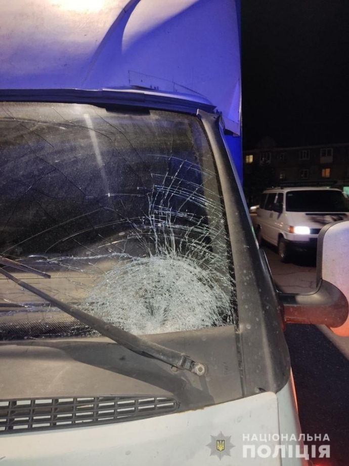 Повреждённое лобовое стекло грузовика вследствие столкновения с пешеходами