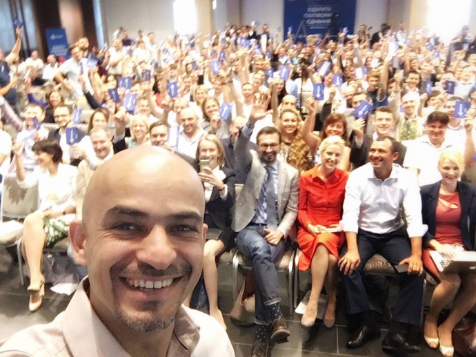 Обстановка була неформальною. Головуючий на з'їзді Мустафа Найєм навіть зробив селфі з тирбуни