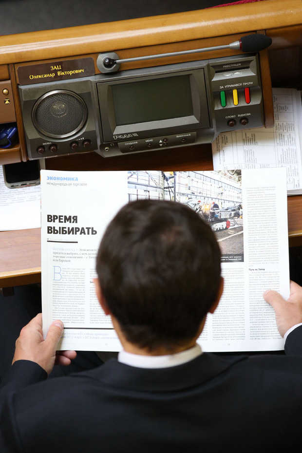 В зале депутаты читали газеты В зале депутаты читали газеты