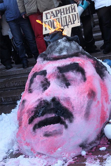 Попова зліпили зі снігу і спалили Попова зліпили зі снігу і спалили
