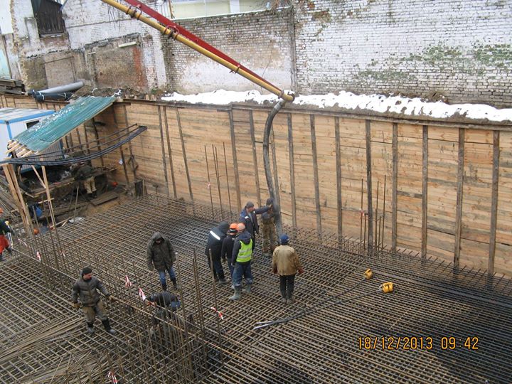 Робітники заливають бетоном фундамент палацу князя Володимира Робітники заливають бетоном фундамент палацу князя Володимира