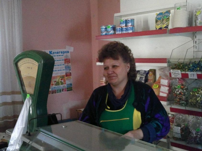 За спиною у продавчині цукерки з подвійними цінниками. Вона запевняє: цінники старі, за рублі вже нічого не продається